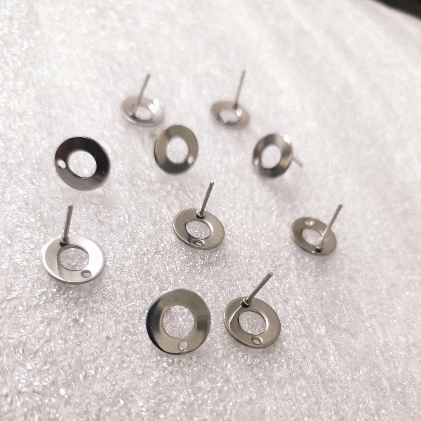 Round Stud - 1 Pair