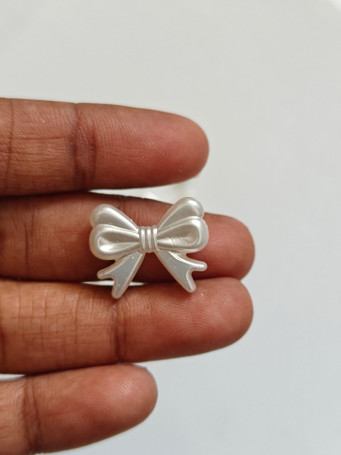 Pearly White Mini Bow Bead 20g