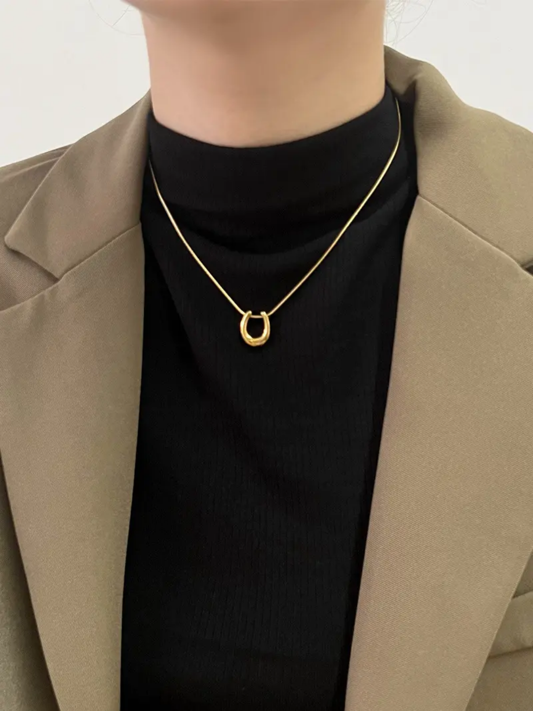 Elari Horseshoe Necklace