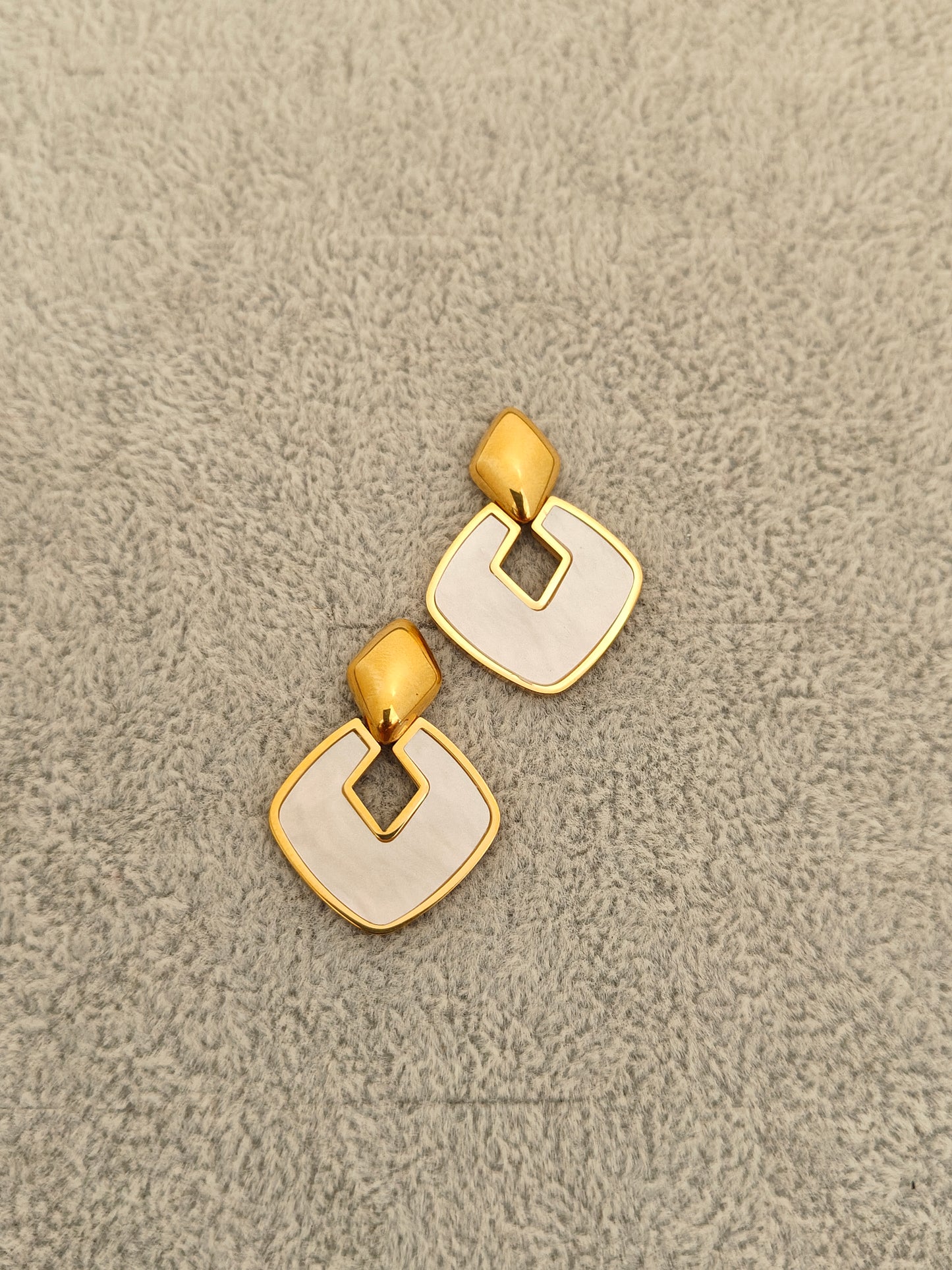 Creamy Diamond Stud