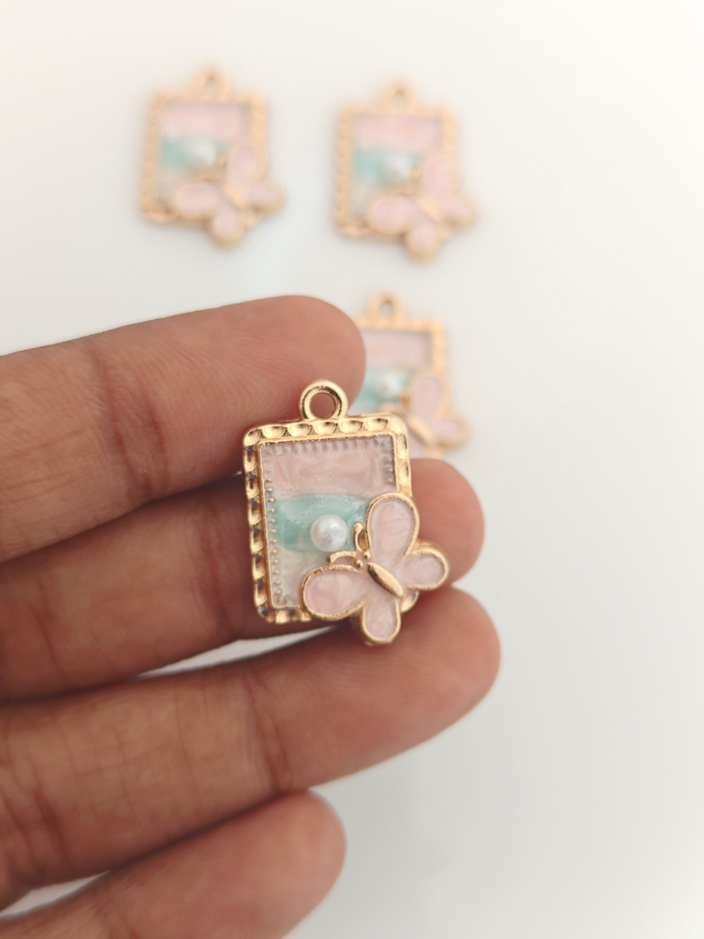 Pearl Flutter Charm - 1 Piece