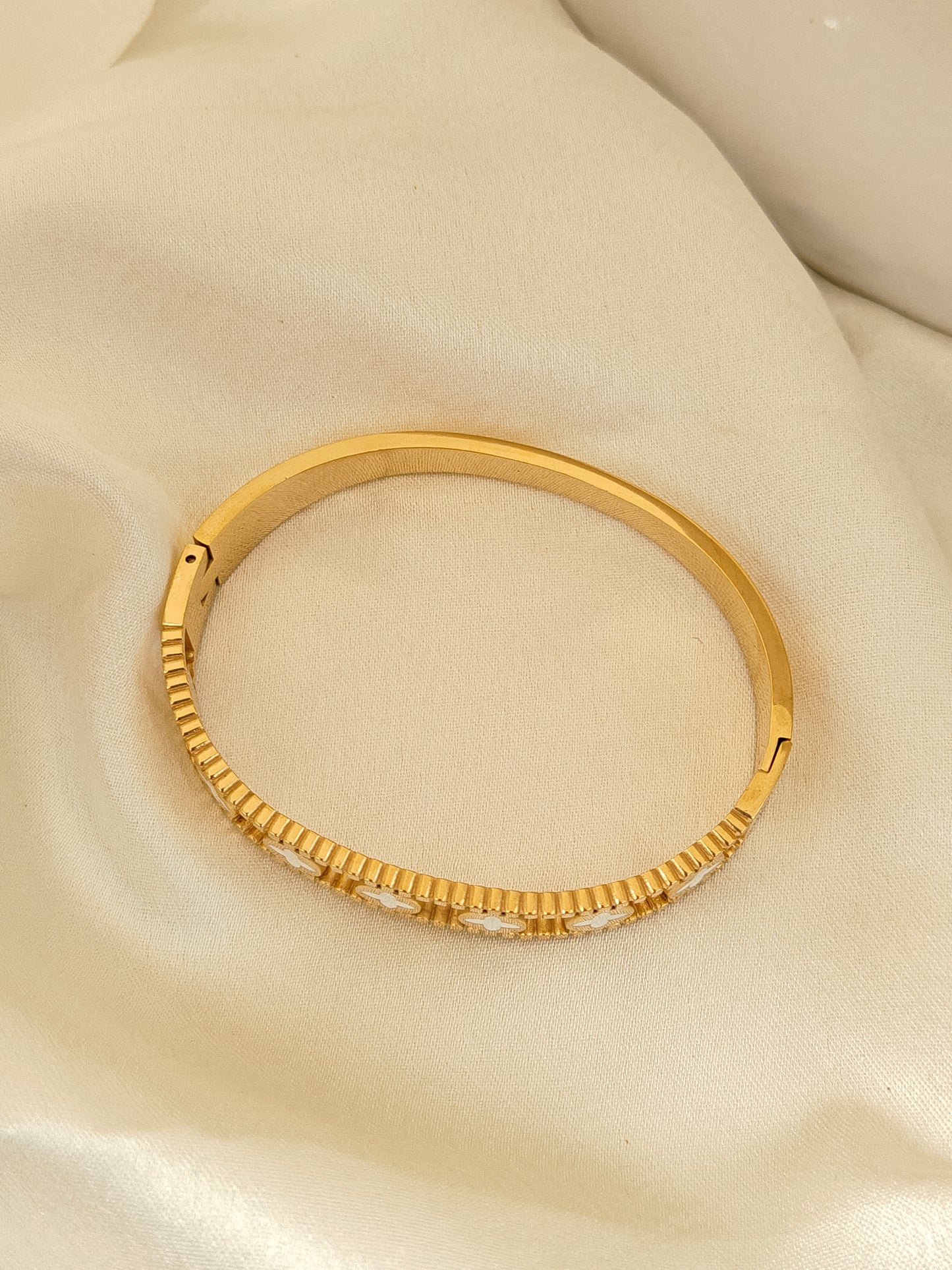White Clovelle Kada