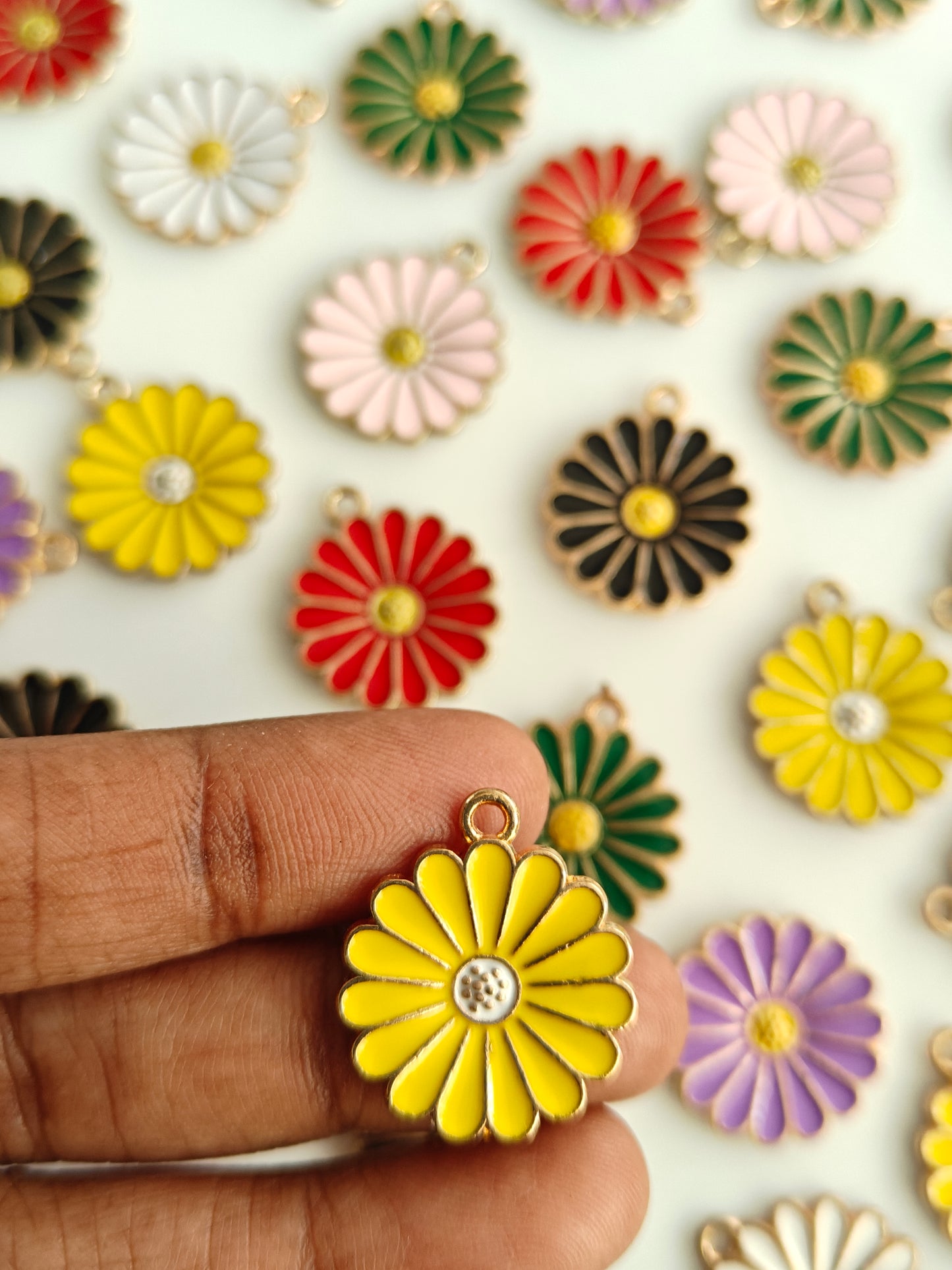 Daisy Enamel Charm - 1 Piece