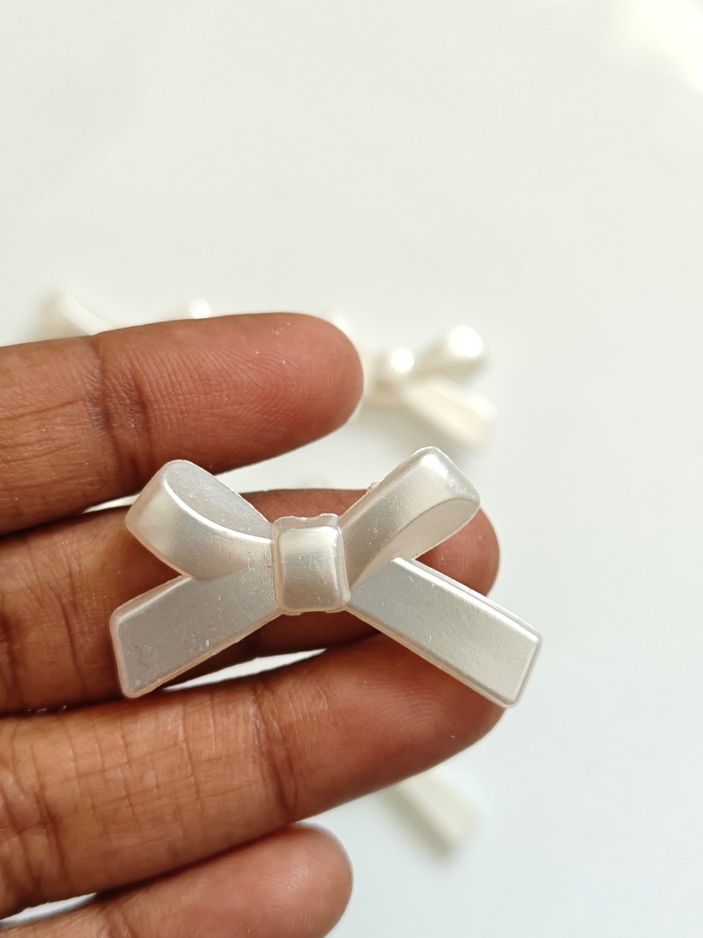 Pearl White Knot Bow Bead 20g