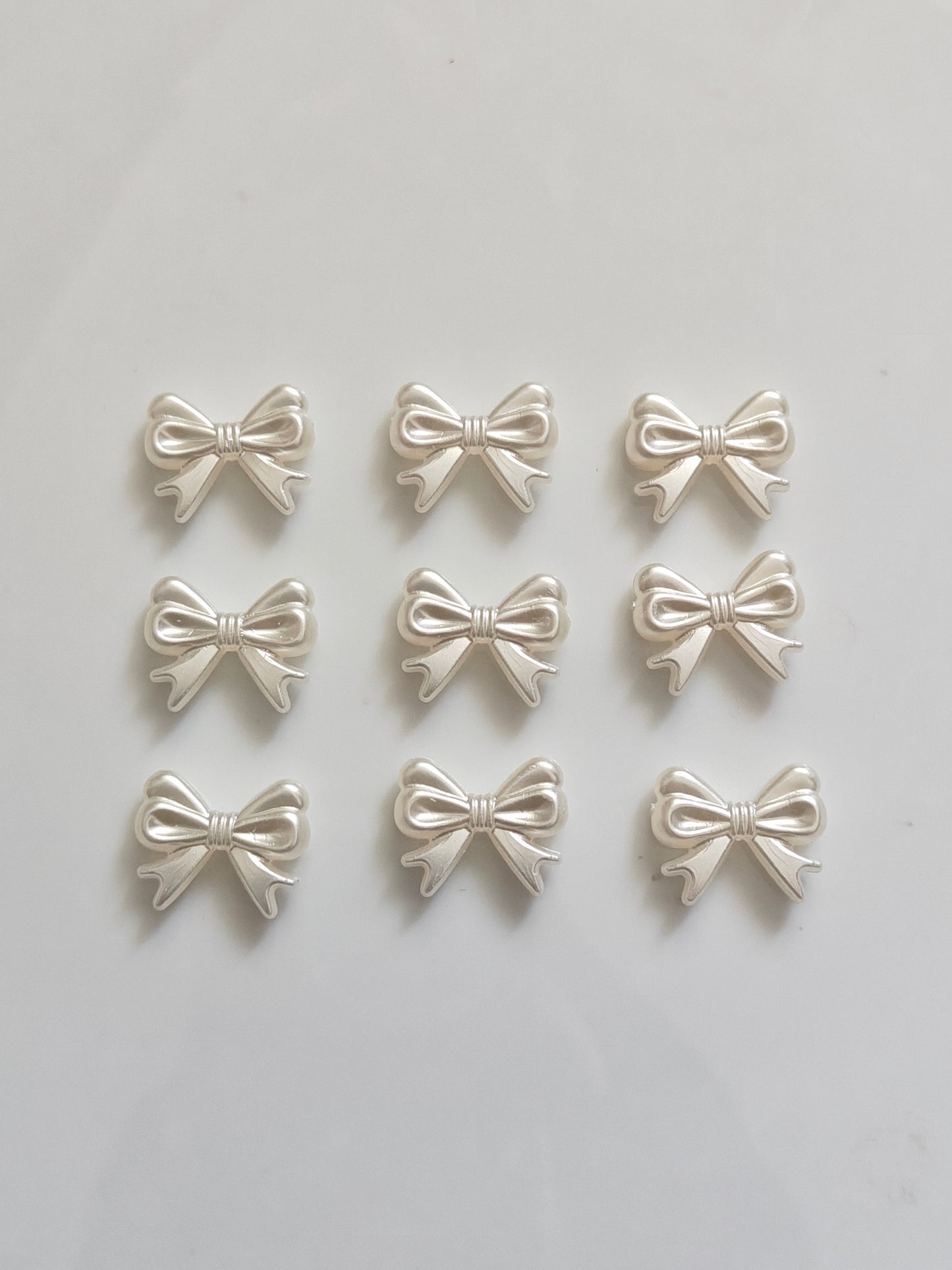 Pearly White Mini Bow Bead 20g