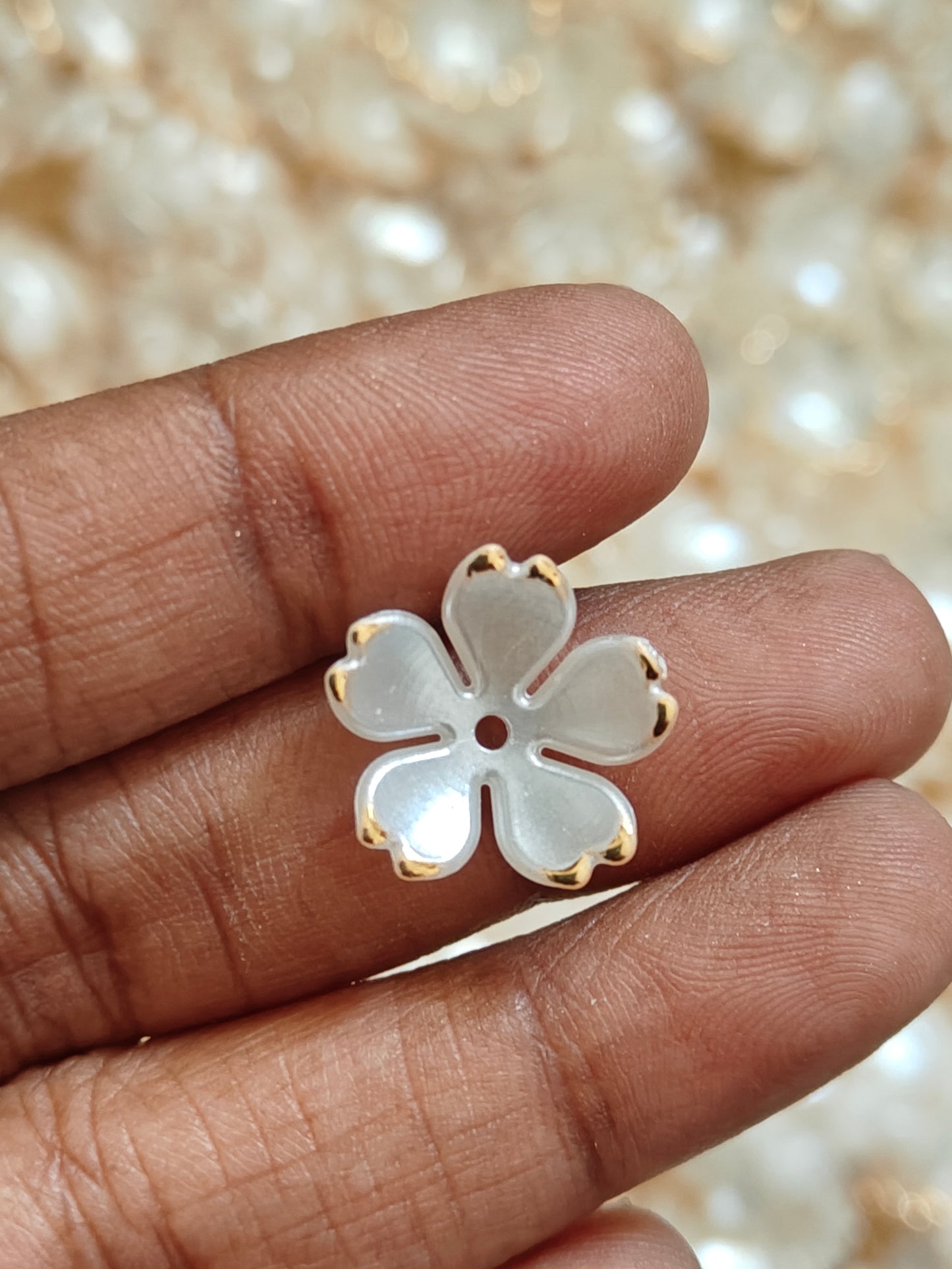 Acrylic Mini Flower White - 10g (40 pcs approx)