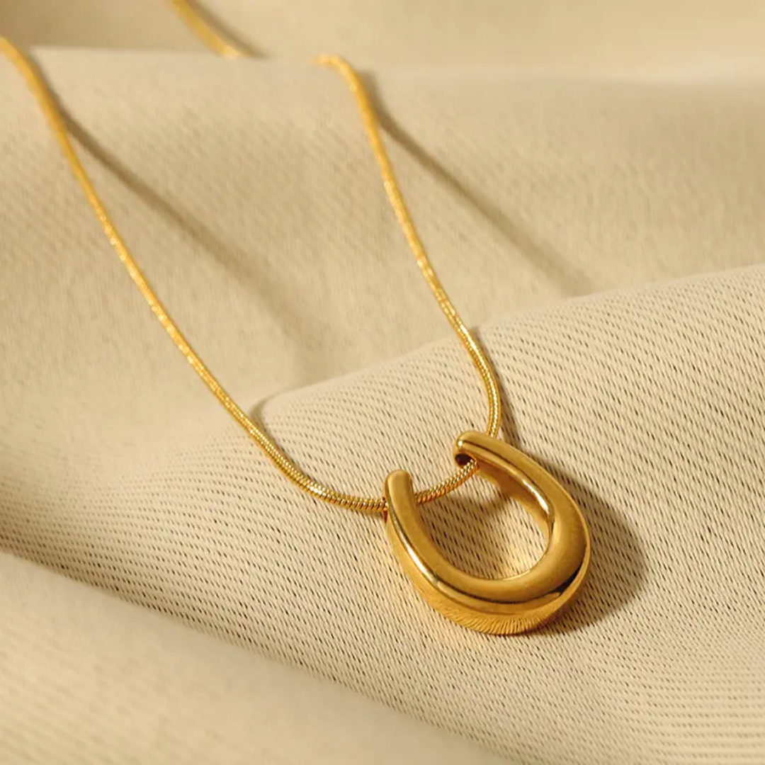 Elari Horseshoe Necklace