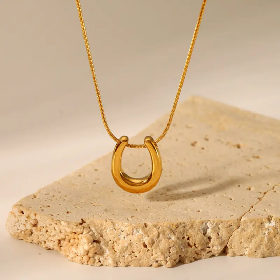 Elari Horseshoe Necklace