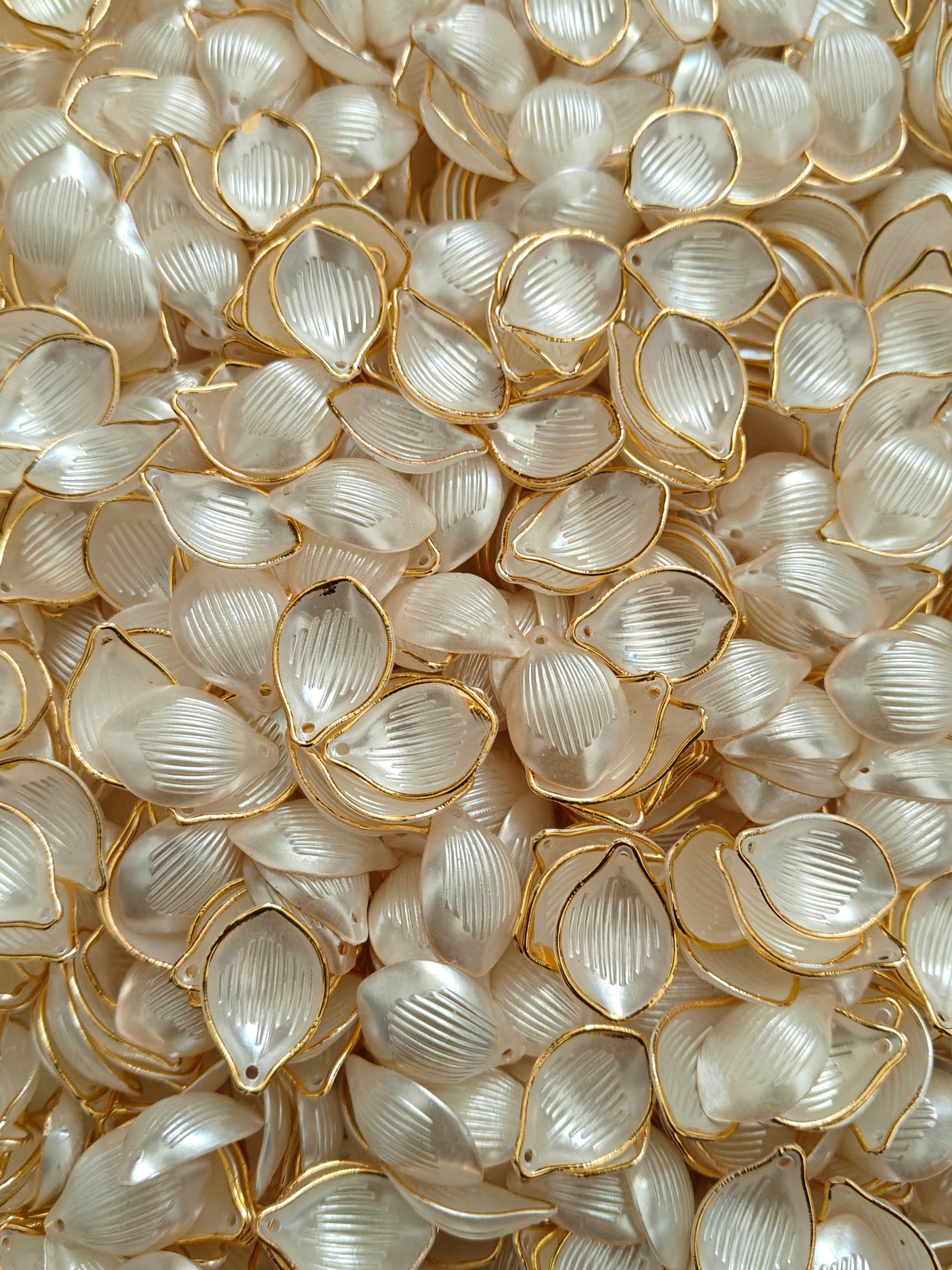 Acrylic Flower Petal White - 10g (30 pcs approx)
