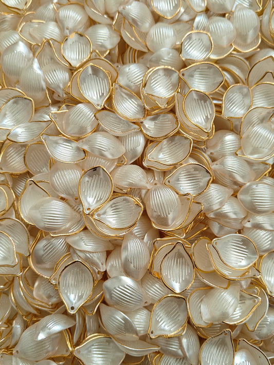 Acrylic Flower Petal White - 10g (30 pcs approx)